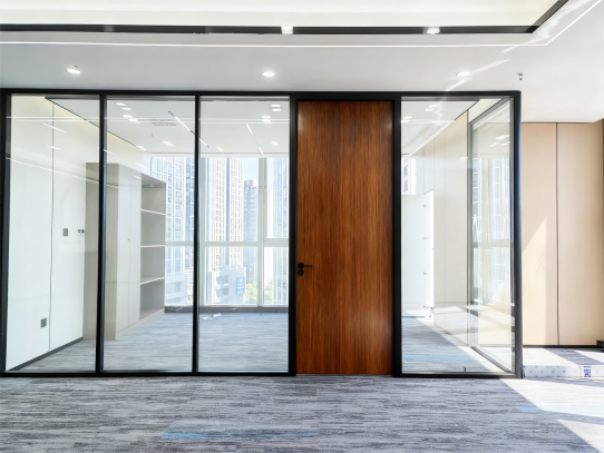 成都奥玛斯：阳光新业大厦办公隔断项目高效交付获认可